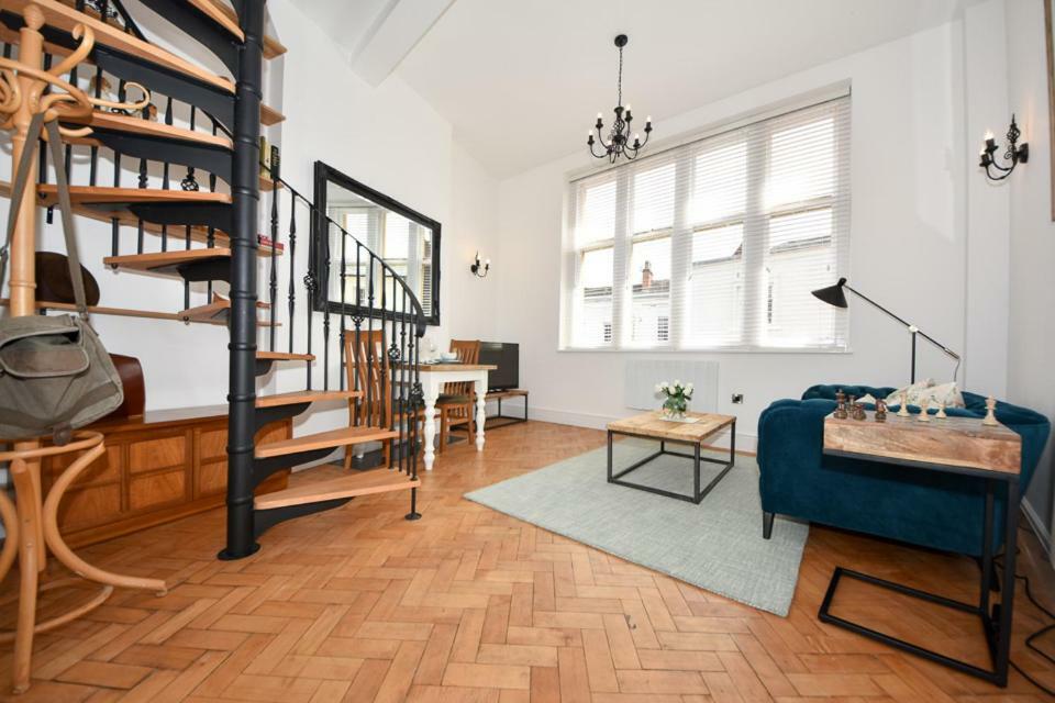 Warwick Post Office Apartment